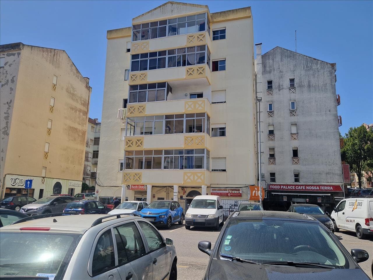 Apartamento T2 com Arrecadação em Algueirão-Mem Martins