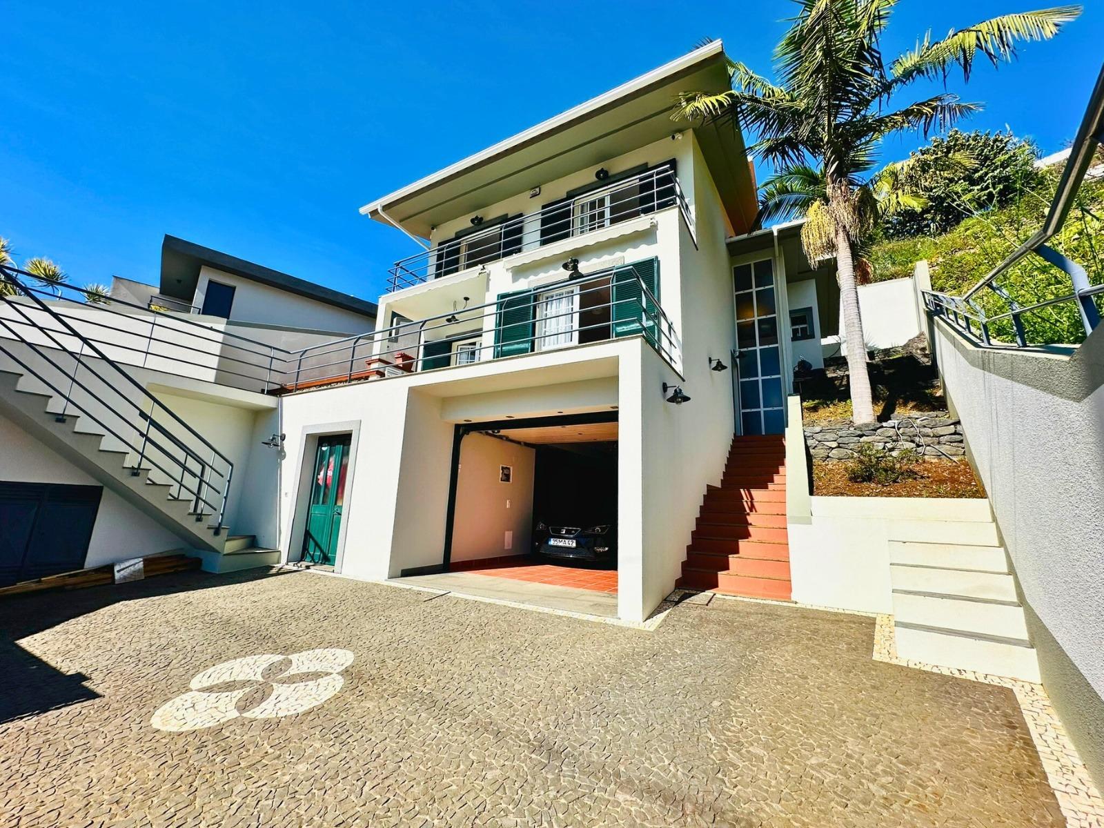 Moradia T3 Mobilada com Vista Mar e Garagem para 4 Carros no Funchal
