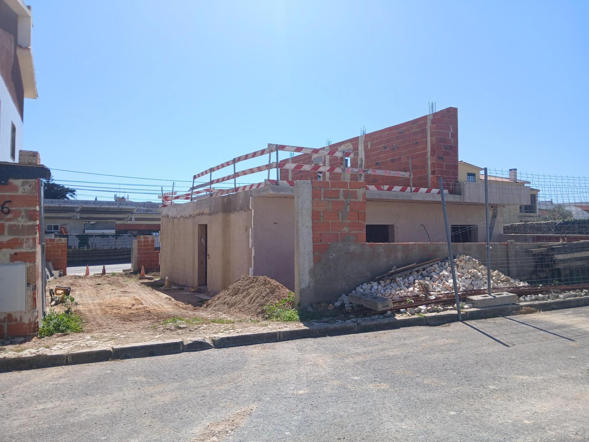 Moradia em Construção com Piscina, Jardim e Garagem em Manique