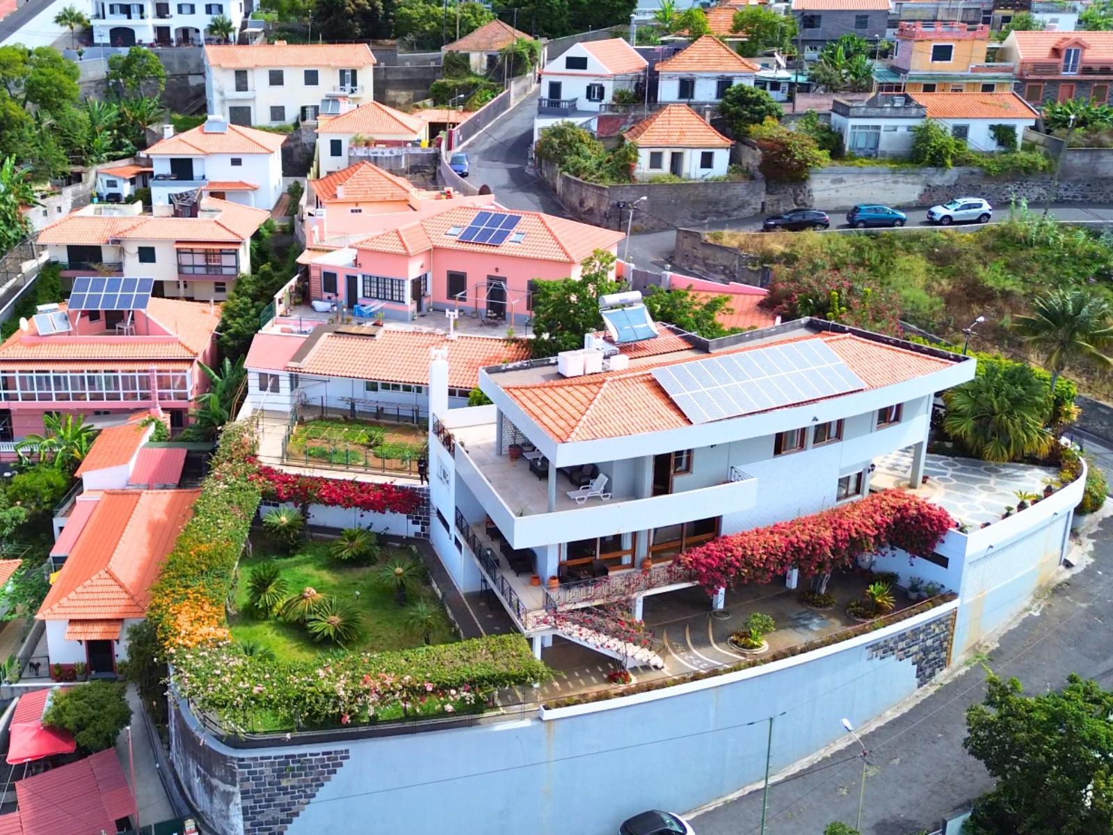 Moradia T4+1 com Vista Panorâmica sobre a Baía do Funchal